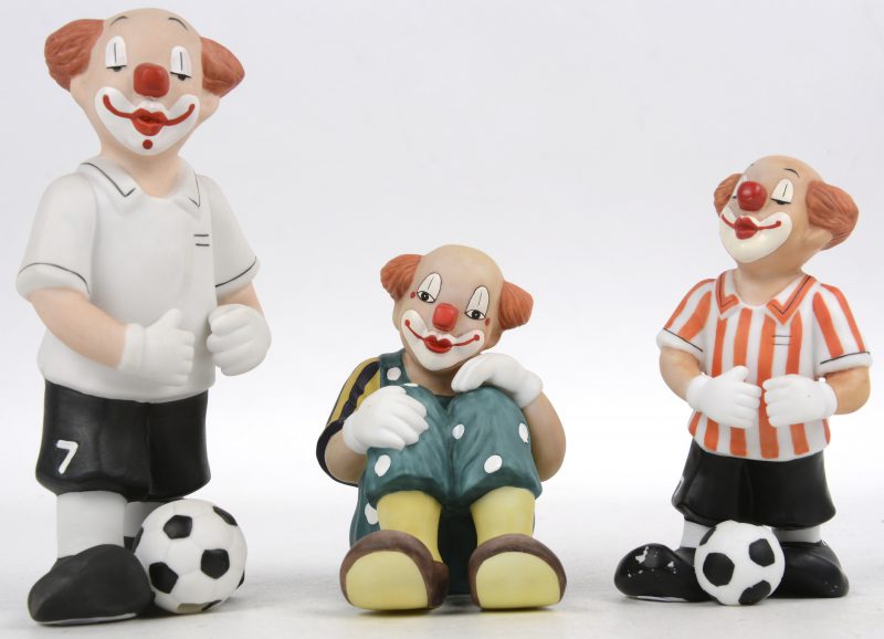 “Franz” & “Leon”. Drie clowns van meerkleurig biscuit uit de reeks ‘Happy Clowns’. Onderaan gemerkt.