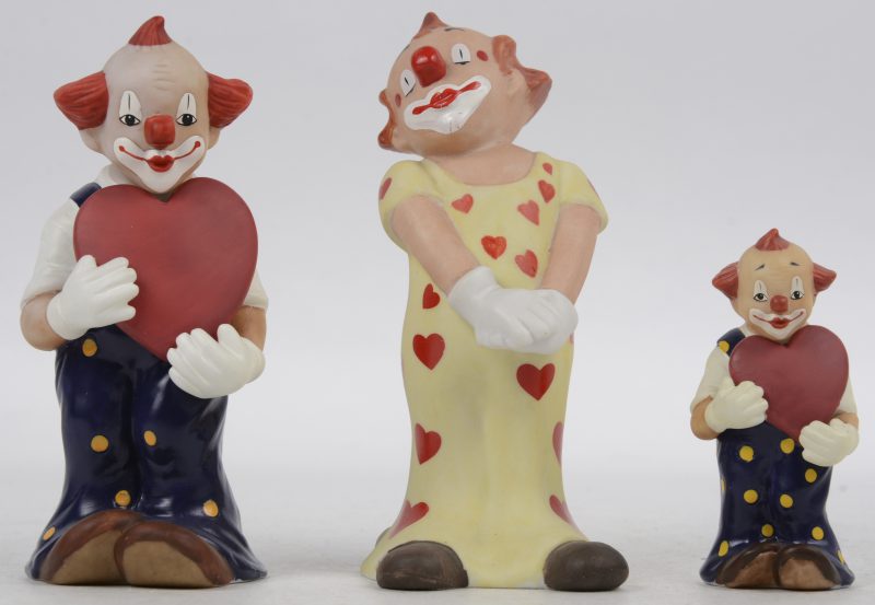 “Bopov” & “August” & “August II”. Drie clowns van meerkleurig biscuit uit de reeks ‘Happy Clowns’. Onderaan gemerkt.