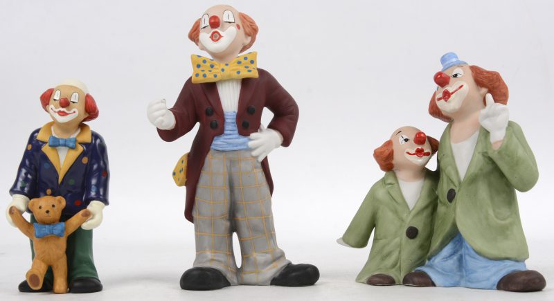 “Bonzo” & “René” & “Piff und Paff”. Drie beeldjes van meerkleurig biscuit uit de reeks ‘Happy Clowns’. Onderaan gemerkt.