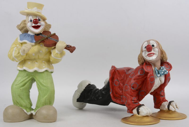 Twee clowns van gepolychromeerd kunststof.