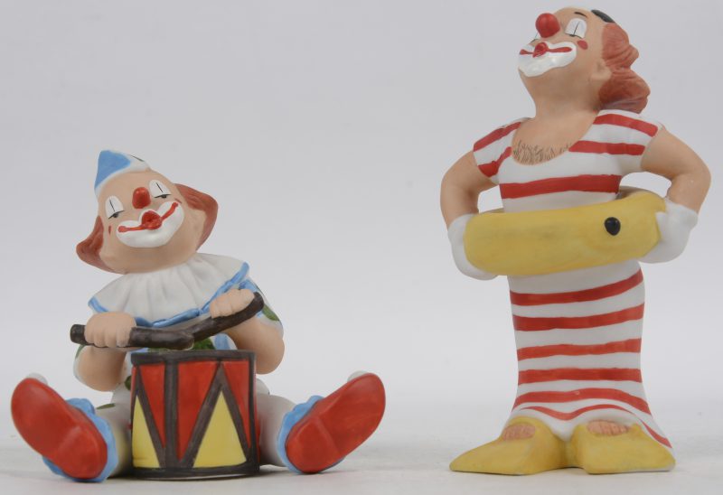 “Luigi” & “Bozo”. Twee clowns van meerkleurig biscuit uit de reeks “Happy clowns”. Onderaan gemerkt.