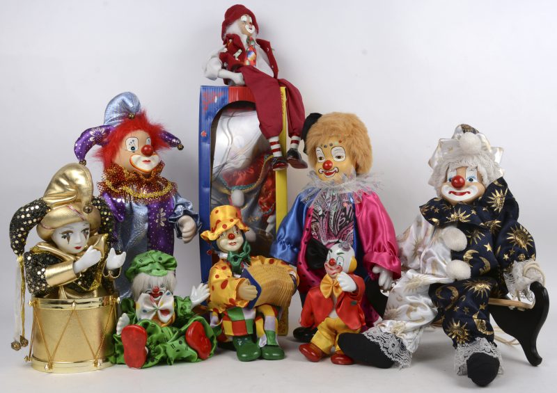Een lot van negen clowns met porseleinen handjes en hoofdje, waarbij vier met muziekje.