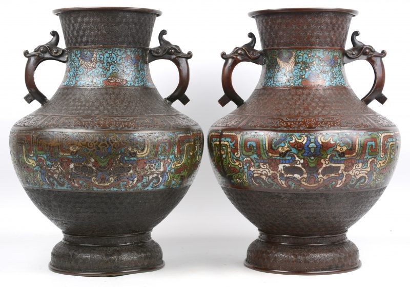 Een paar bronzen vazen, versierd met twee friezen van cloisonné en met handvatten in de vorm van fabeldieren. Japan, XIXe eeuw.