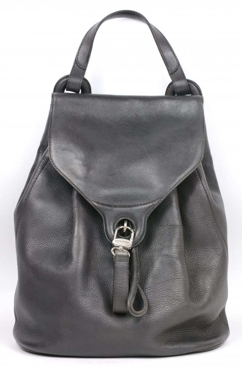 Een rugzakje/ handtas van grijs leder, model ‘Lucifer’.
