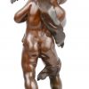 “Jongen met haan”. Een bruingepatineerd bronzen beeld. Gesigneerd.