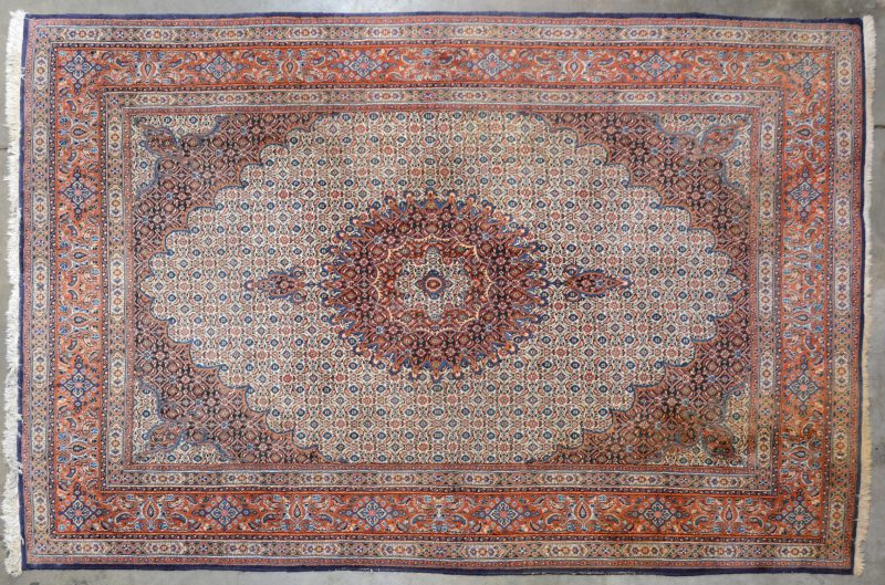 Een handgeknoopt Perzisch wollen tapijt. Lichte verkleuring in een hoek.