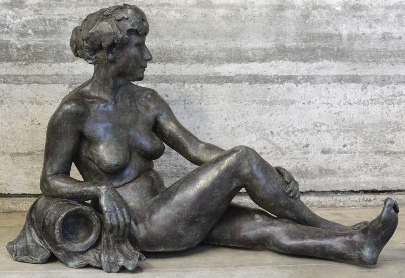 “Vrouwelijk naakt”. Een levensgroot bronzen beeld. Gesigneerd en met bronsstempel.