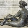 “Vrouwelijk naakt”. Een levensgroot bronzen beeld. Gesigneerd en met bronsstempel.