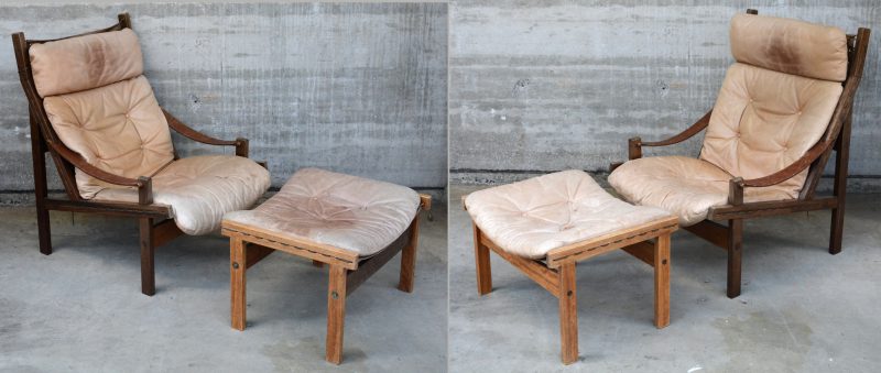 Een paar vintage houten designfauteuils met bijpassende voetbankjes. Met lederen kussens.