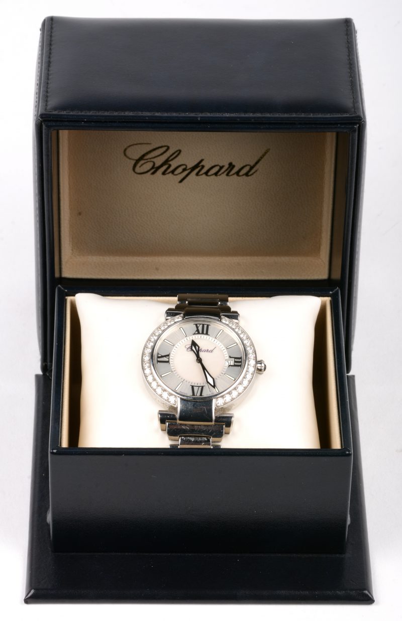 Een automatische roestvrij stalen horloge bezet met briljanten met een gezamenlijk gewicht van +- 1,50 ct. In originele doos.