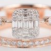 Een 18 K roze gouden ring bezet met briljanten en diamant baguetten met een gezamenlijk gewicht van +- 0,80 ct.