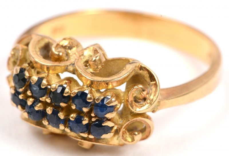 Een 18 karaats geel gouden ring bezet met 10 saffieren met een gezamenlijk gewicht van +- 0,30 ct.