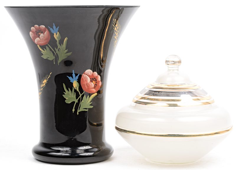 Een vaas en een bonbonnière van Booms glas, waarbij de eerste met een handgeschilderd bloemendecor.