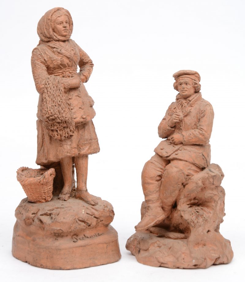 “Visserskoppel”. Een paar XIXe eeuwse terracotta beeldjes. Gesigneerd.