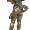 “Engel met cimbalen”. Een bronzen beeld op marmeren sokkel.
