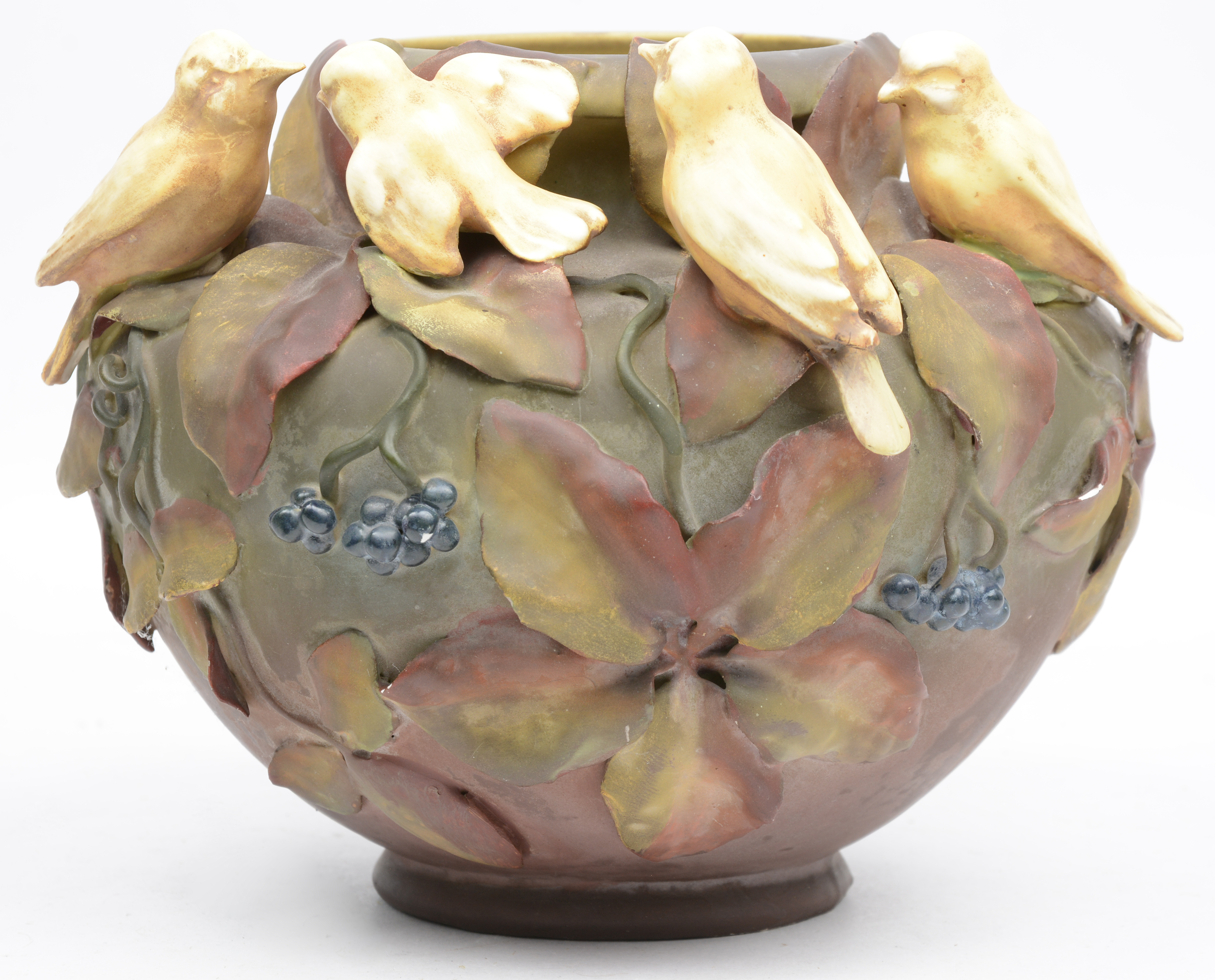 Een aardewerken siervaas met een gepolychromeerd decor bladeren en in hoogreliëf. snaveltje en twee bladeren licht beschadigd. – N.V. Veilinghuis