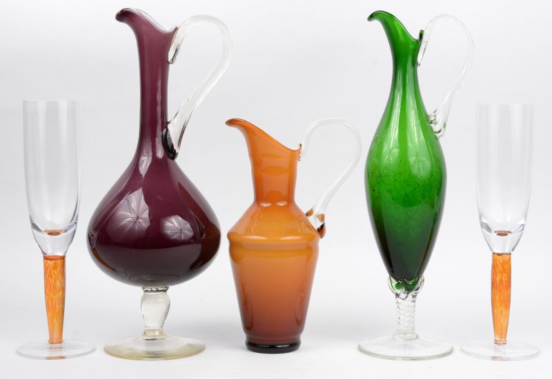 Een lot gekleurd Muranoglas, bestaande uit twee kannetjes en twee glazen op voet.