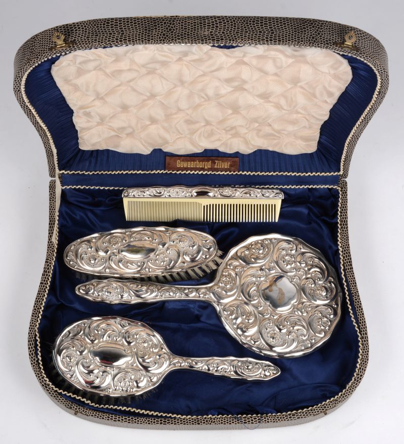 Een zilveren set waaronder een spiegel, borstel en kam in originele doos. 835‰.
