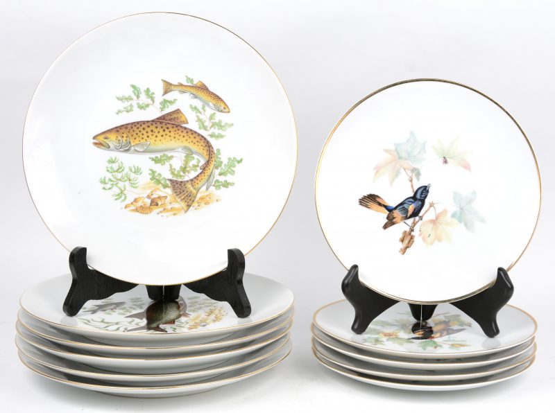 Een lot van elf porseleinen borden, waarbij vijf met decors van vogels (Hutschenreuther) en zes met decors van zoetwatervissen (Mitterteich). Allen gemerkt onderaan.