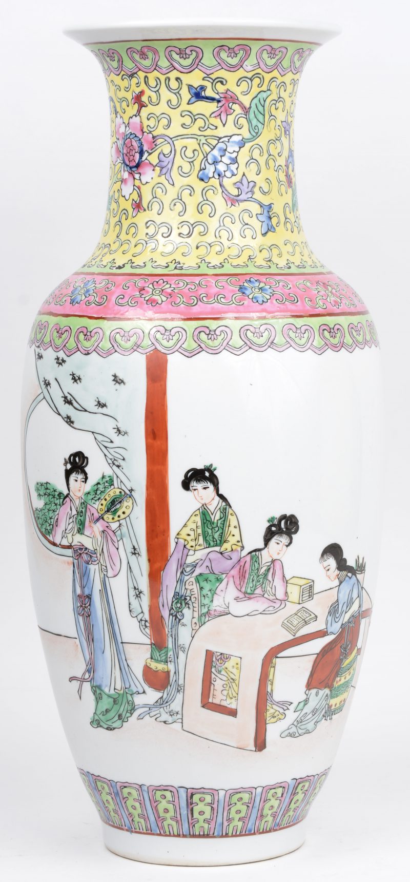 Chinese porseleinen vaas met een famille rose decor.