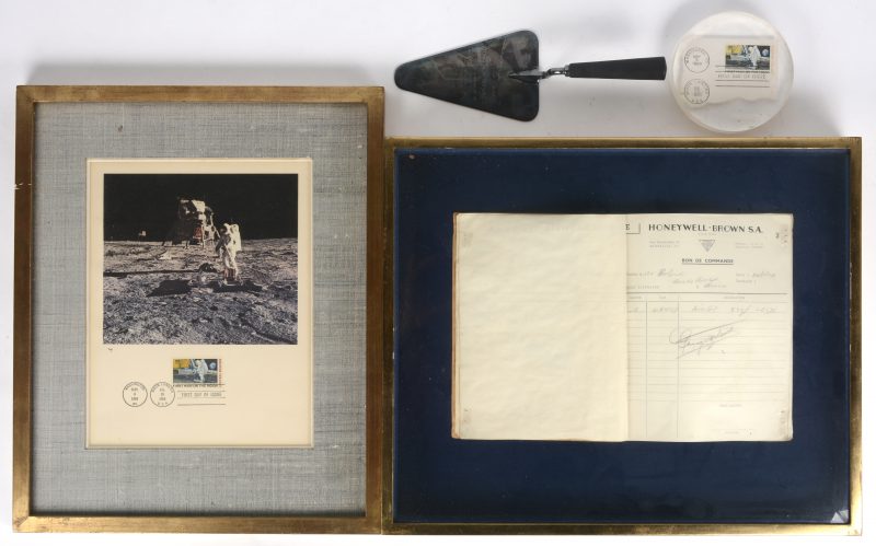 Een lot bestaande uit een ingekaderd orderboekje van Honeywell uit 1947, een verzilverd truweel, naar aanleiding van de eerstesteenlegging van het Honeywellcomplex te Evere en twee eerstedagsuitgaves van een postzegel uit 1960 n.a.v. de maanlanding.