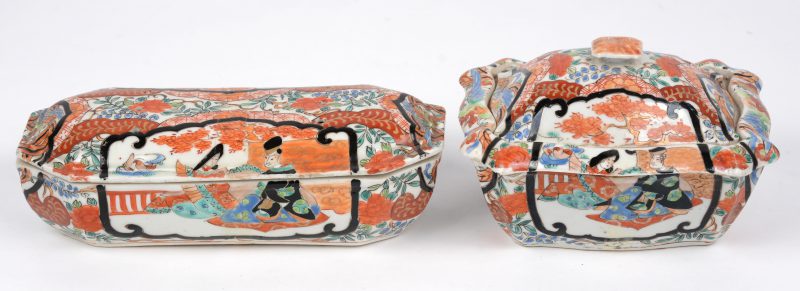 Twee dekseldoosjes van meerkleurig Japans porselein. XIXe eeuw.