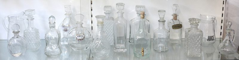 Een lot bestaande uit veertien karaffen en twee schenkkannen. Glas en kristal, diverse uitvoeringen.