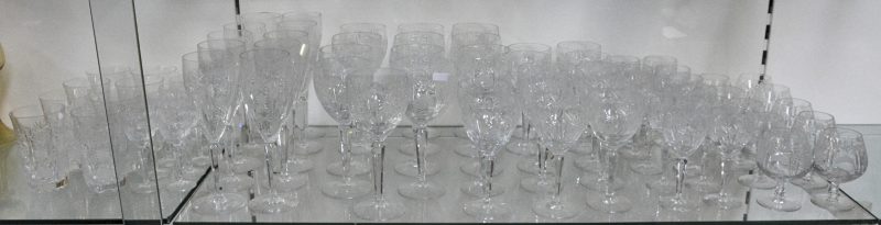 Een geslepen kleurloos kristallen glasservies, bestaande uit 10 champagneglazen, 12 waterglazen, 12 rodewijnglazen, 12 wittewijnglazen, 10 digestiefglazen, 12 borrelglaasjes en 8 cocktailglazen.