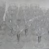Een geslepen kleurloos kristallen glasservies, bestaande uit 10 champagneglazen, 12 waterglazen, 12 rodewijnglazen, 12 wittewijnglazen, 10 digestiefglazen, 12 borrelglaasjes en 8 cocktailglazen.