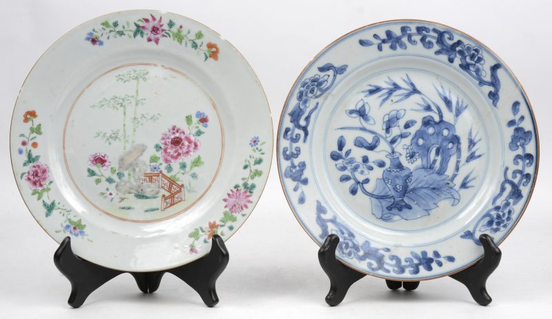 Twee antieke borden van Chinees porselein, waarbij één meerkleurig en één blauw-wit. Beschadigingen.