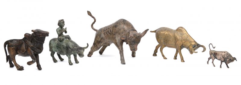 Vijf Oosterse beeldjes van runderen van zilver, messing en brons. Thailand, Pakistan, Kreta