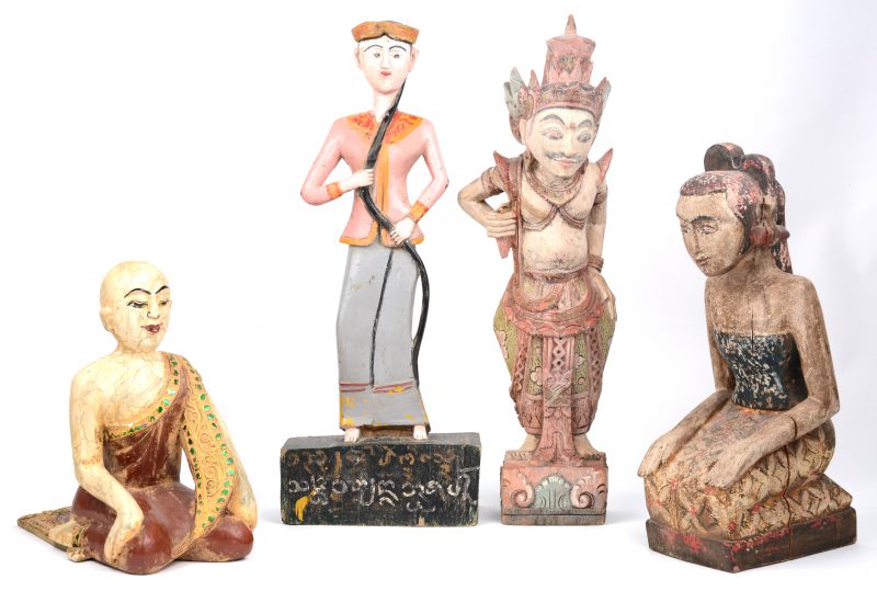 Vier diverse Balinese beeldjes van godheden, tempelwachters en/of sprookjesfiguren. Polychroom hout.