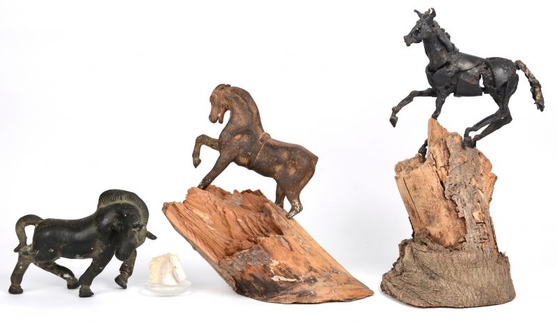 Vier diverse paarden. Twee bronzen, één van smeedijzer van de hand van Laure Frankinet (°1955) en een klein ivoren paardenhoofdje.