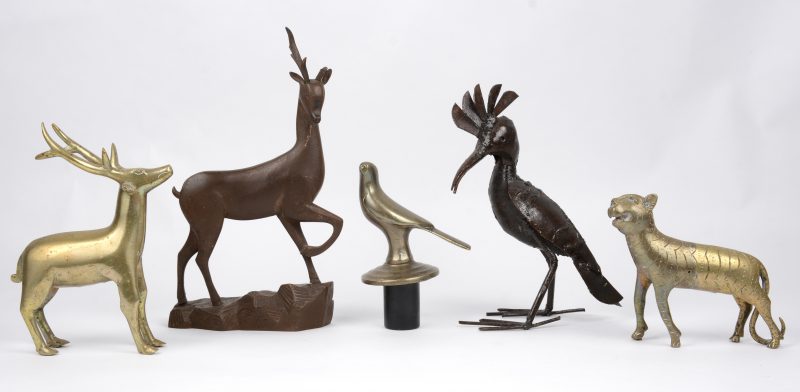 Vijf diverse dieren van brons, messing en smeedijzer. Oosters en Europees.