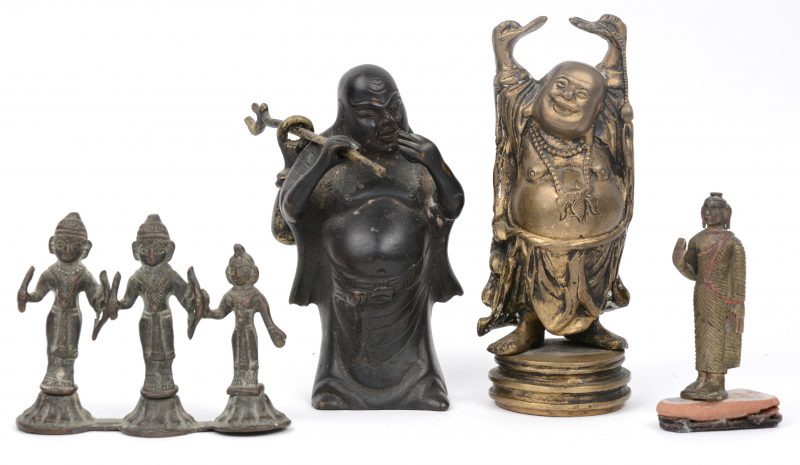 Vier bronzen beeldjes met Boeddhistische godheden. Waaronder Hotei, een kleine Guanyin enz.