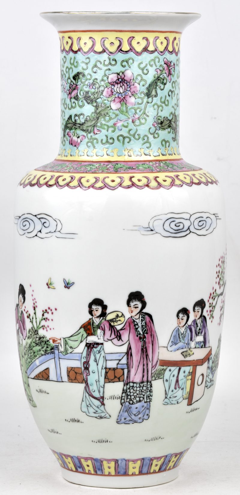 Een kleine balustervaas van Chinees porselein met een meerkleurig decor. Onderaan gemerkt.