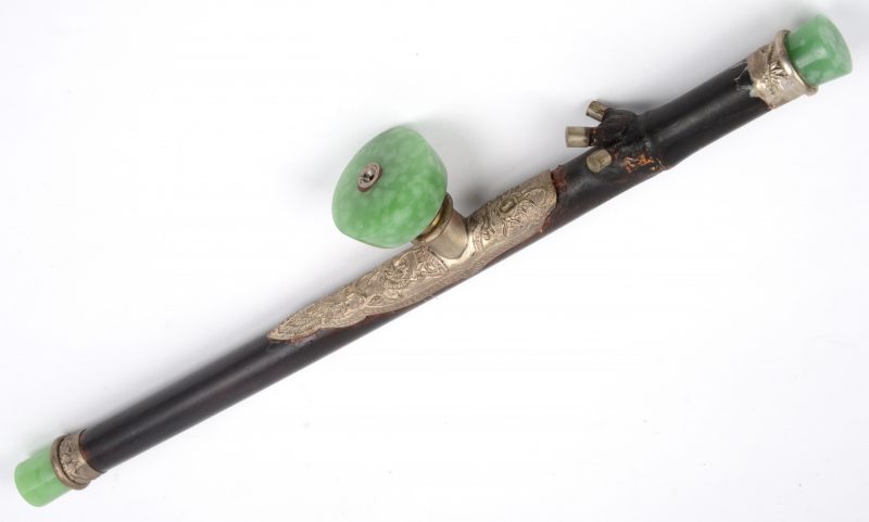 Een opiumpijp met jade en gedreven messingen beslag. Tweede helft XIXe eeuw.