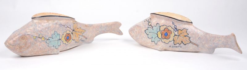 Een paar sierjardinières van meerkleurig aardewerk in de vorm van vissen met decor van A. Dubois.