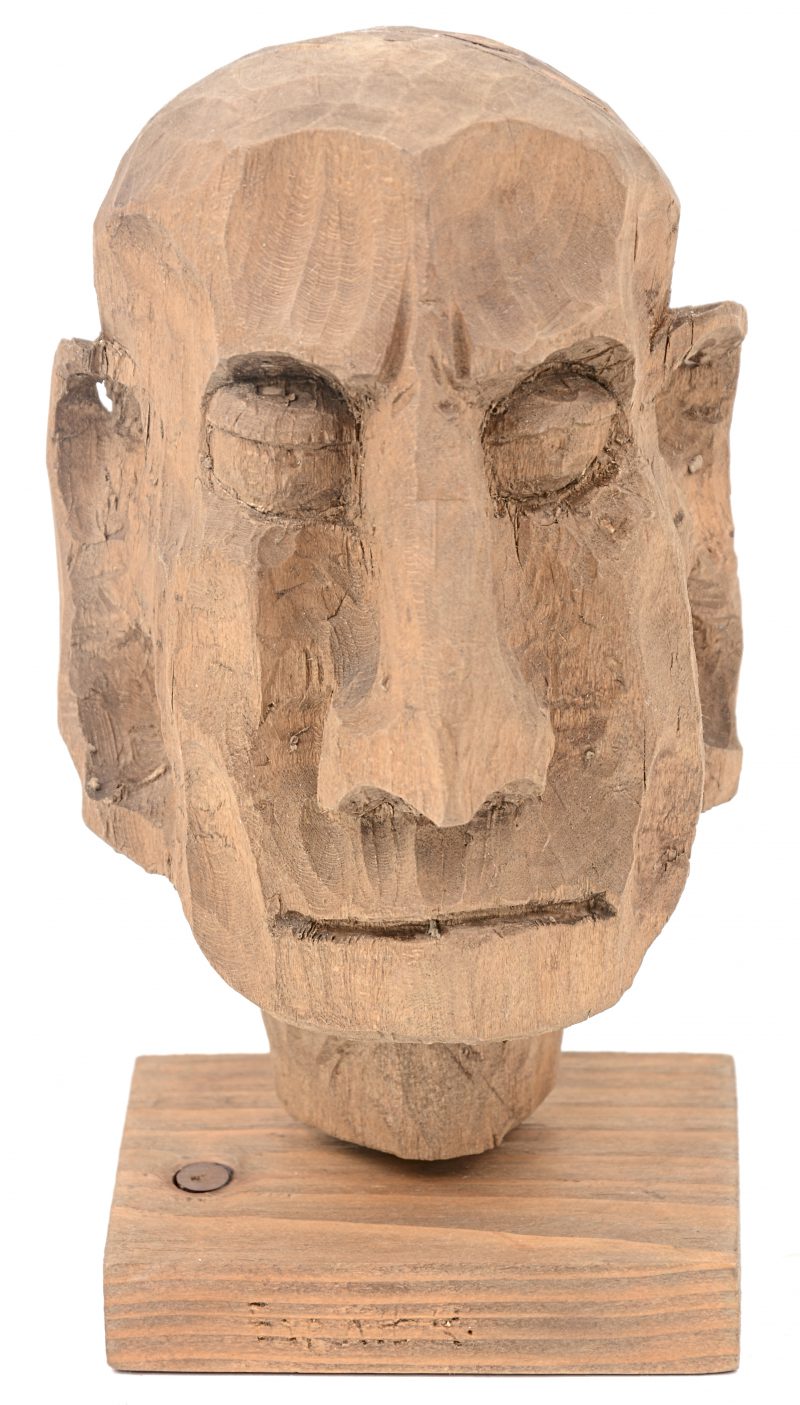 Een gebeeldhouwd houten hoofdje.