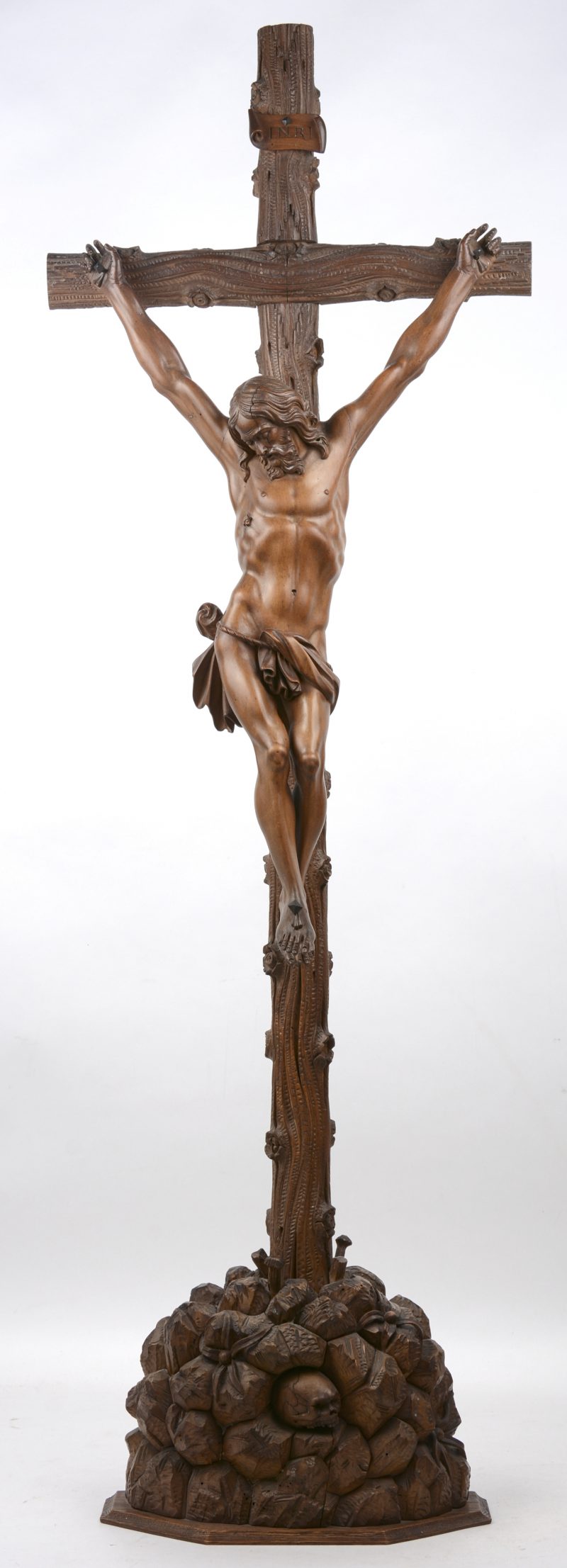 Een fijn gesneden houten kruisbeeld. Achteraan gesigneerd en gedateerd 1933.