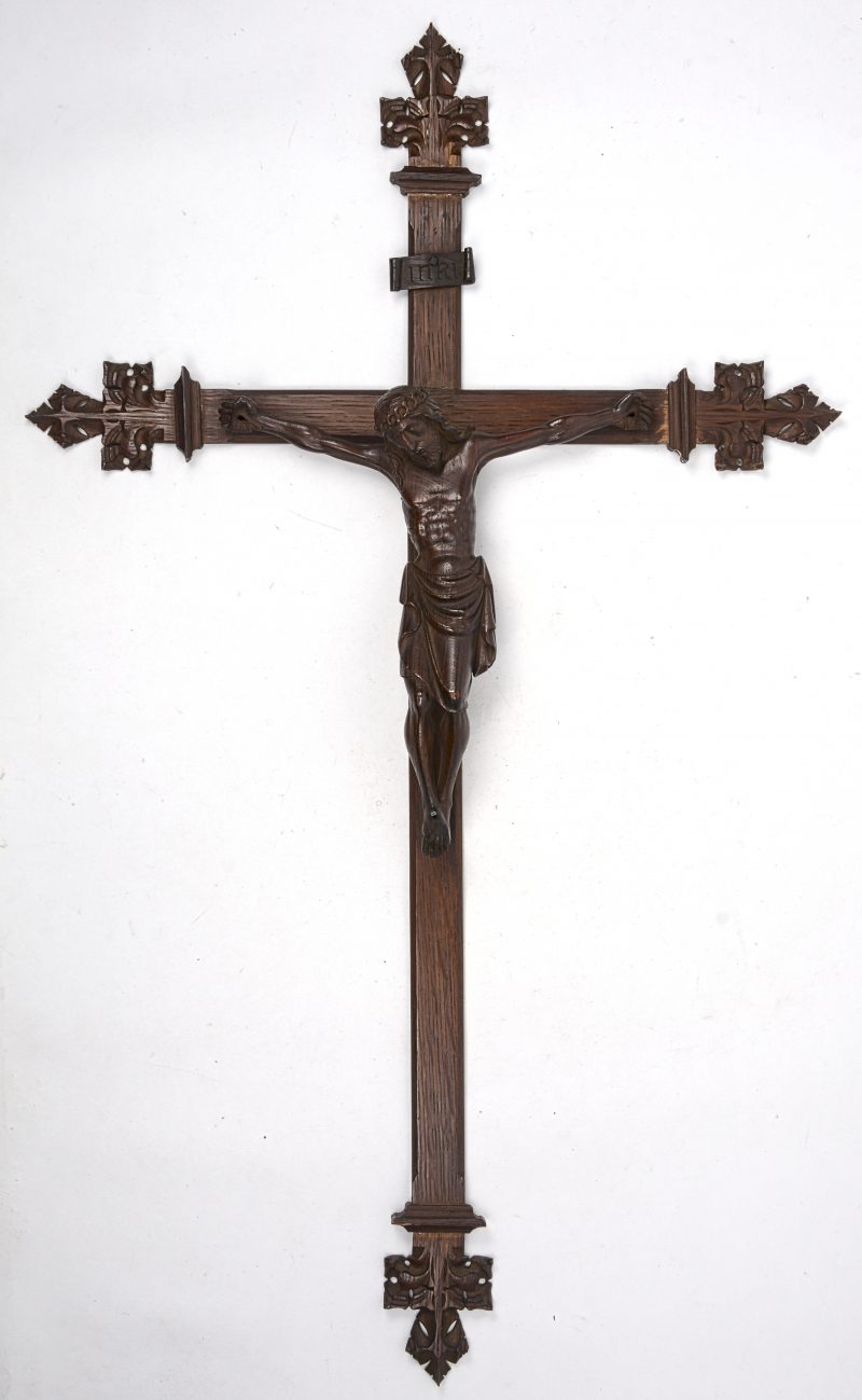 Een fijn gesneden houten kruisbeeld.