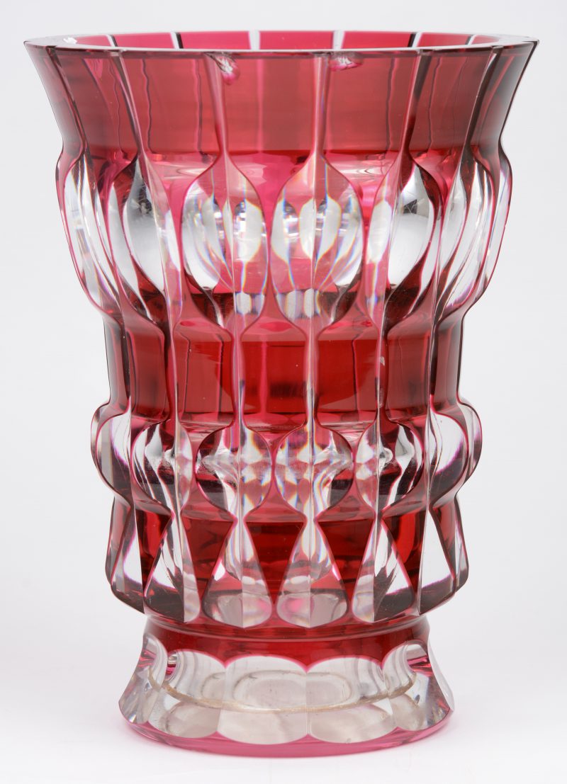 Een vaas van geslepen en rood gedubbeld kristal. Enkele randschilfers.