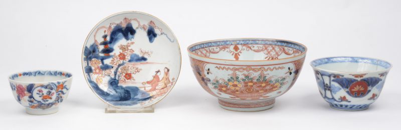 Een lot Japans porselein, bestaande uit een kom (schilfer aan de basis), een klein kommetje en een kopje met schotel (kleine randschilfer). XIXe eeuw.