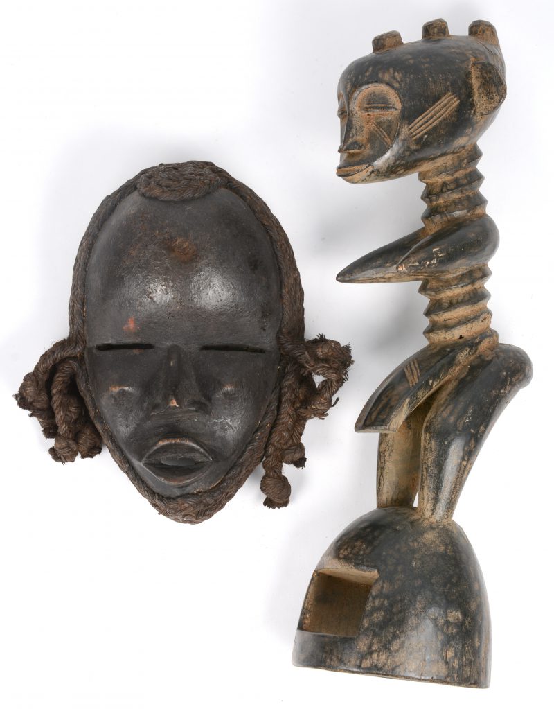 Een gebeeldhouwd Afrikaans masker en beeld.
