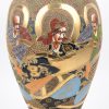 Een vaas van Satsuma-aardewerk met meerkleurig en vergld decor van diverse personages. Onderaan gemerkt.