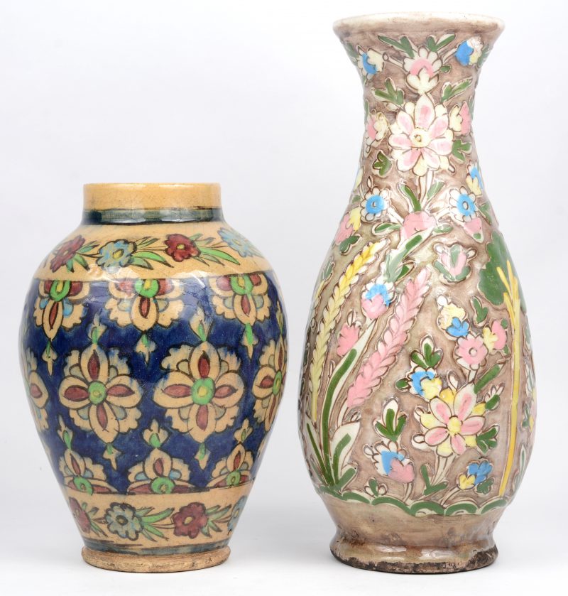 Twee vazen van geglazuurd Perzisch aardewerk, versierd met bloemendecors.