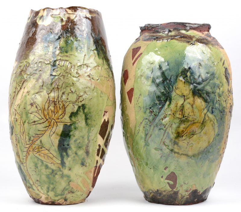 Twee verschillende vazen van meerkleurig geglazurd aardewerk, versierd met bloemendecors.