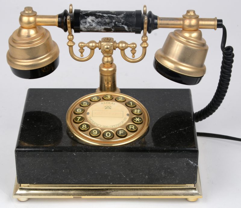 Een oude telefoon van zwart marmer en messing.