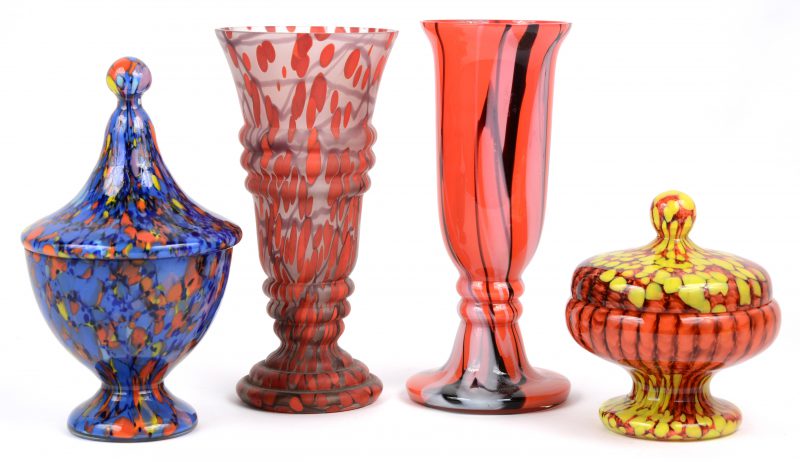 Vier stuks meerkleurig Tsjechisch glas, bestaande uit twee lange vaasjes op voet en twee dekselpotjes op voet.