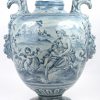 Een grote aardewerken vaas met blauw op wit decor en met vogelkoppen als handvatten. Randschade en gat in de bodem door eerdere montage als lampvoet.